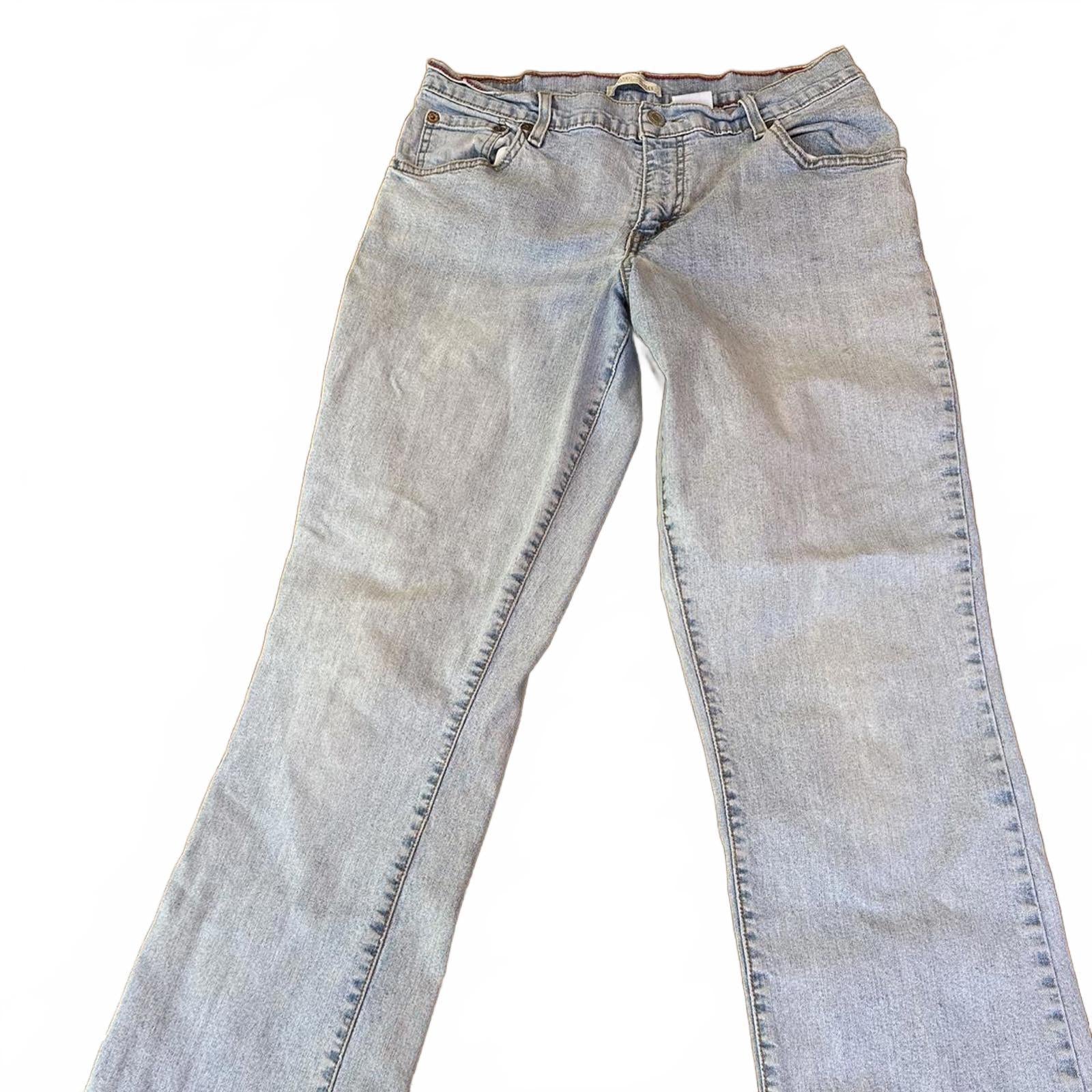 Vintage Levi’s 560 Comfort Fit Jeans womens size 8M Tapered Leg Light Wash Made in Egypt
