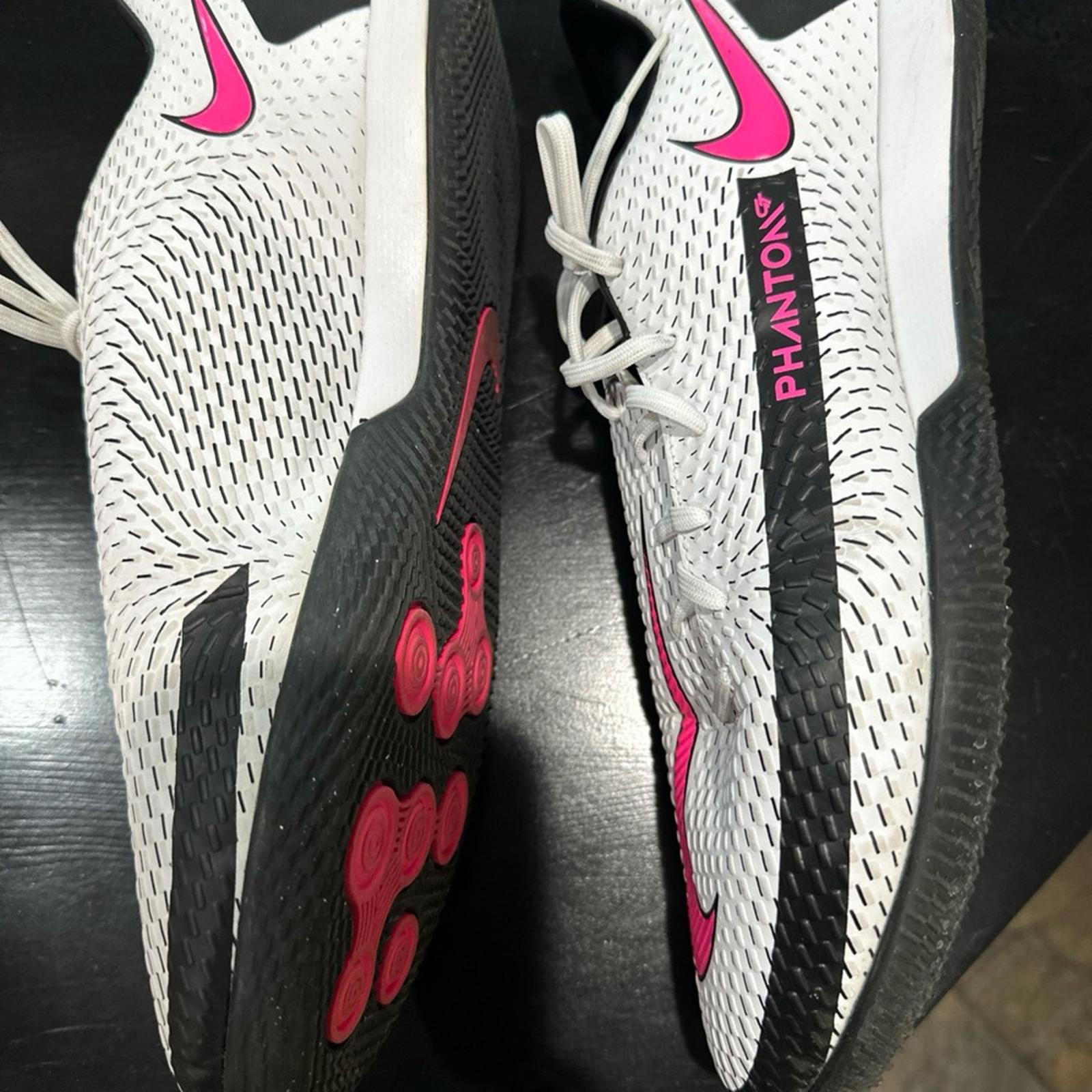 Nike React Phantom GT (US11) Indoor/Hard Surface