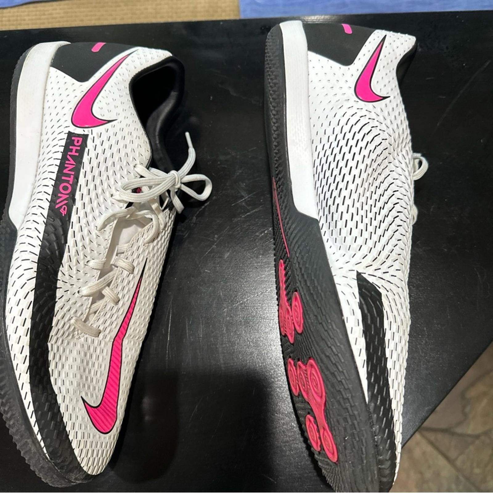 Nike React Phantom GT (US11) Indoor/Hard Surface