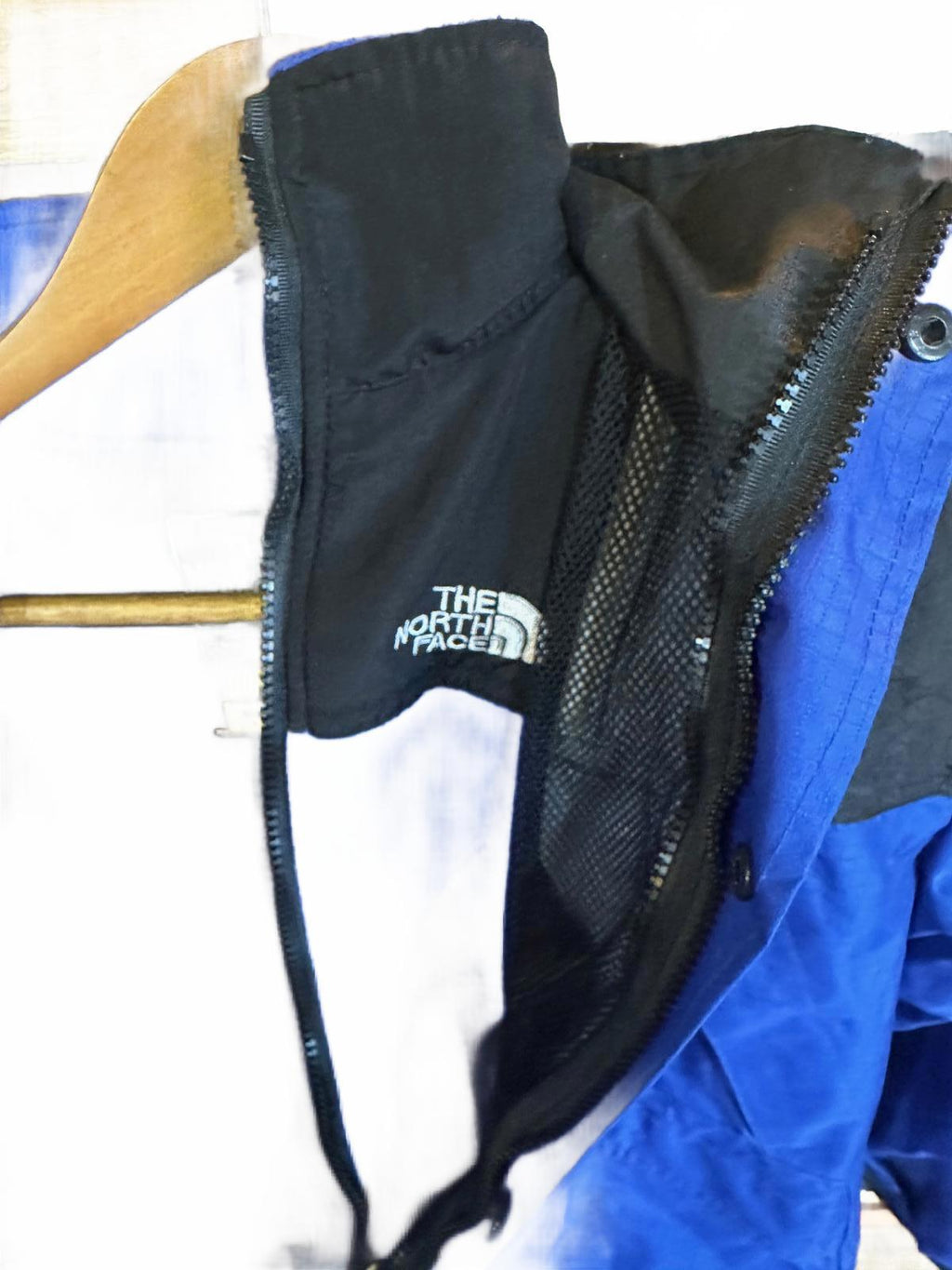 The North Face Summit Series Youth Gore-Tex Jacket – Large – Blue/Black