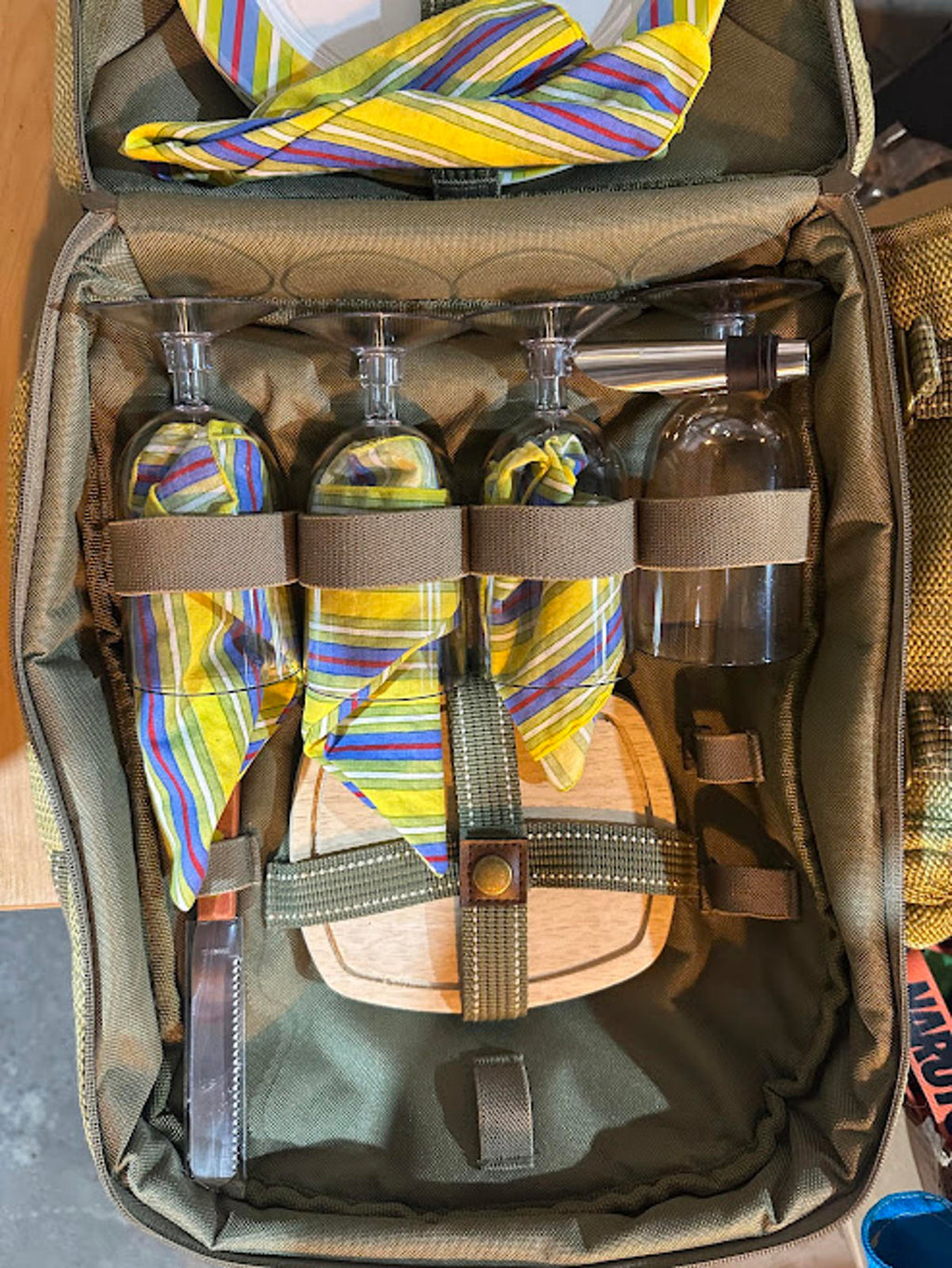 4-Person Canvas Picnic Backpack Set  New without tags