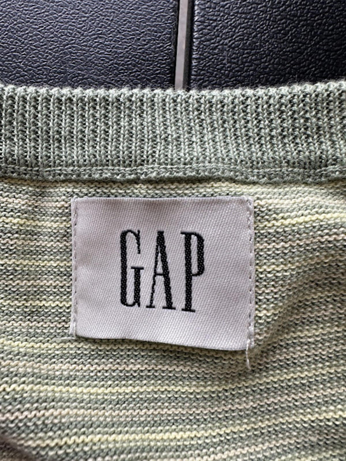 Vintage GAP Knit V-Neck Short Sleeve Sweater