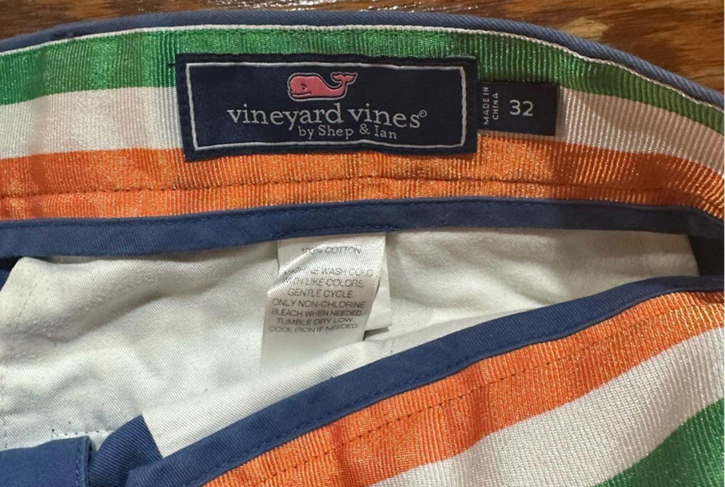 Vineyard Vines preppy embroidred shorts  Flat front