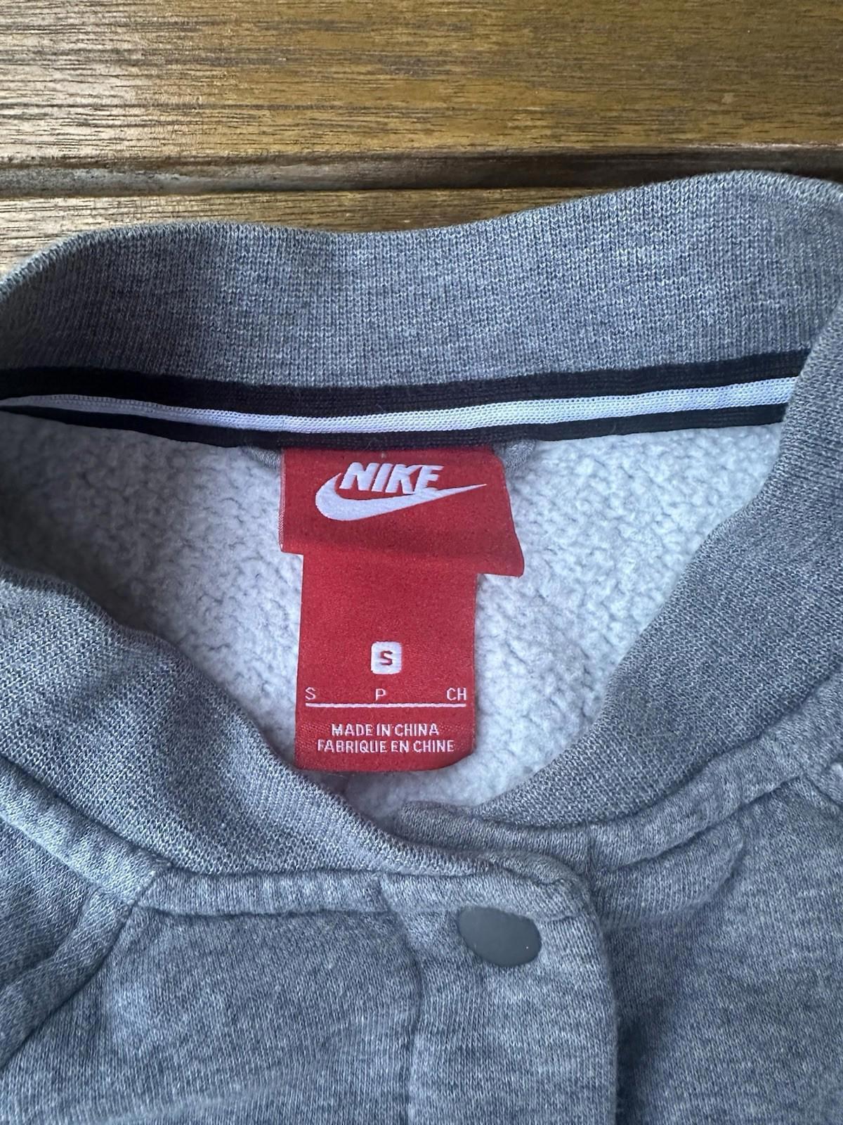 Nike Gray Snap-Front Fleece Jacket Size S – Classic Logo – Soft Lining