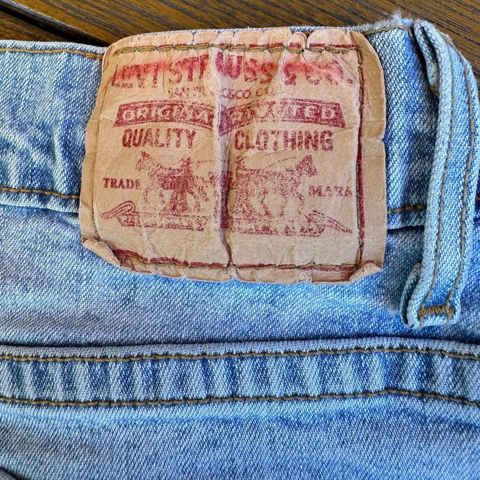 Vintage Levi’s 560 Comfort Fit Jeans womens size 8M Tapered Leg Light Wash Made in Egypt