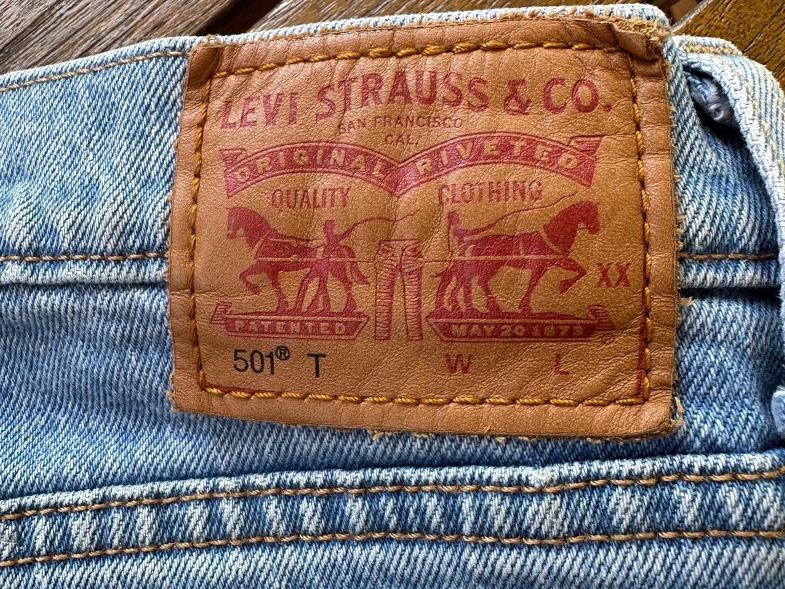 Vintage Levi’s 501T Button-Fly Jeans – Size W31 L28  Raw Hem