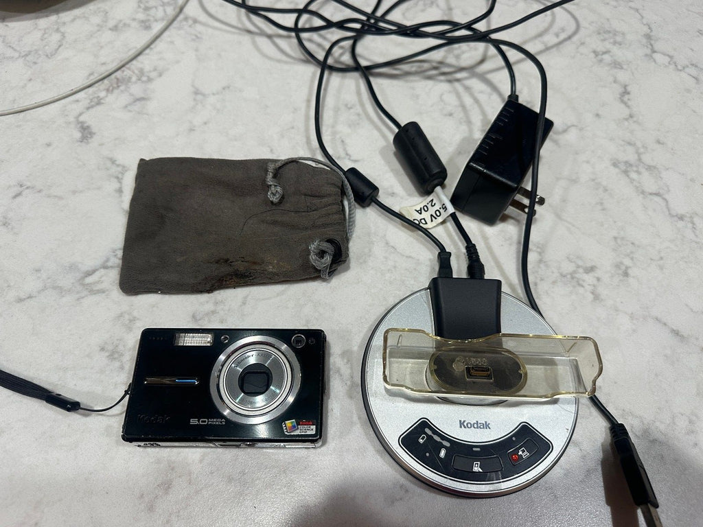 Kodak EasyShare V550 5MP Camera w/ Dock Charger