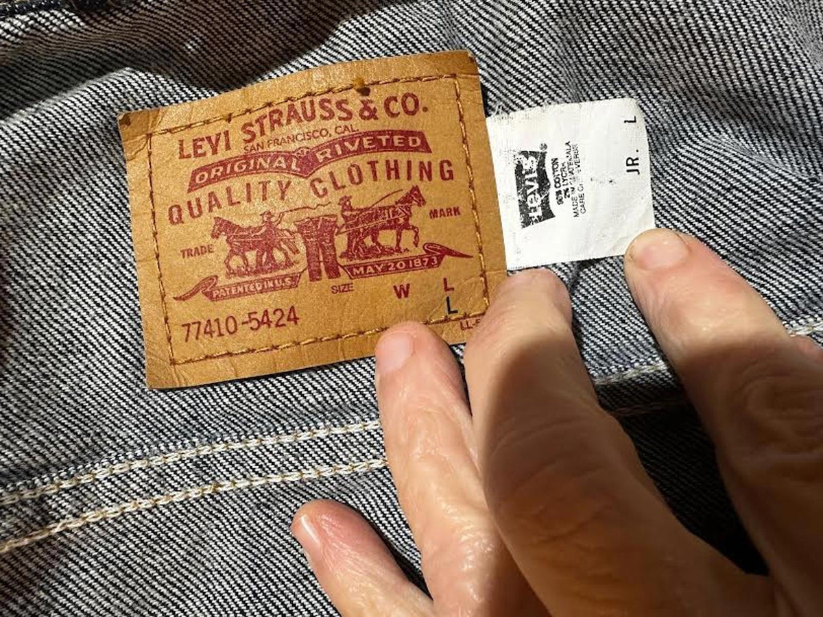 Levi’s Dark Wash Denim Jacket Jr Large vintage