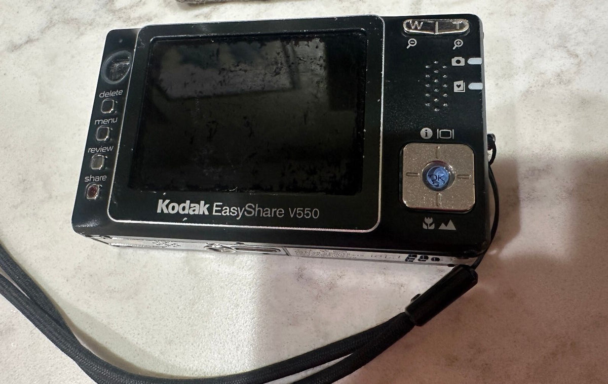 Kodak EasyShare V550 5MP Camera w/ Dock Charger